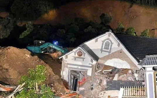 Sạt lở đất vùi lấp nhà dân, 2 người chết, 3 người bị thương
