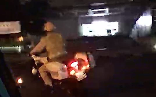 CSGT mở đường, đưa bé trai co giật, tím tái trên cao tốc đến bệnh viện ở TP HCM