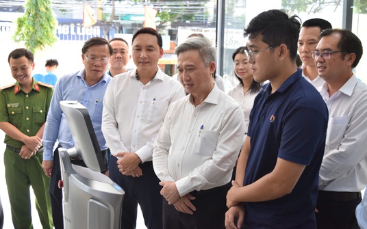 Lãnh đạo TP HCM khen phường Thủ Đức đưa robot vào phục vụ người dân