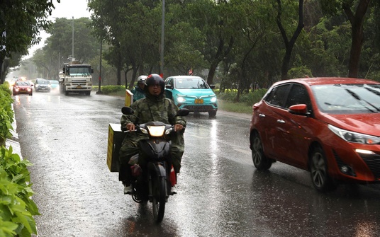 Mưa lớn trút xuống TP HCM kèm gió giật mạnh