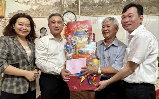 Phó Bí thư Thành ủy TP HCM Đặng Minh Thông thăm các gia đình chính sách tiêu biểu
