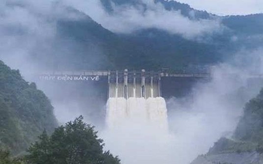 Lượng nước về hồ thủy điện Bản Vẽ đạt mức “kỷ lục” 9.543 m³/s, nhà dân ngập ngang nóc