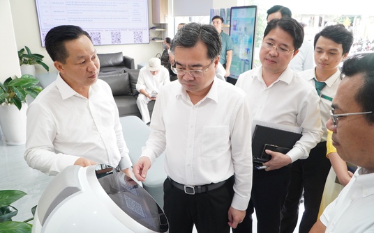 Ông Nguyễn Thanh Nghị đề nghị phường An Khánh nhân rộng việc đưa robot vào phục vụ người dân