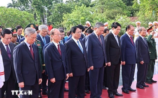 Lãnh đạo Đảng, Nhà nước dâng hương tưởng niệm các Anh hùng liệt sĩ, viếng Chủ tịch Hồ Chí Minh
