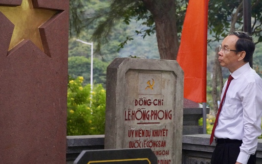 Xúc động lễ thắp nến tri ân tại Nghĩa trang Hàng Dương - Côn Đảo