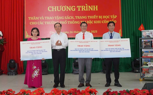 Đoàn công tác TP HCM tặng sách, thiết bị học tập và học bổng cho học sinh Đặc khu Côn Đảo