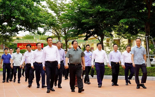 Thủ tướng Phạm Minh Chính dâng hương tưởng niệm Bác Hồ và các Anh hùng liệt sĩ tại Quảng Trị