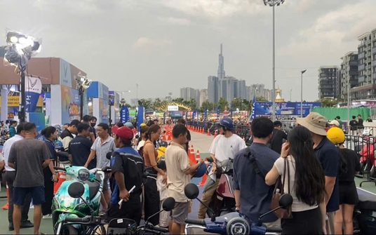 Cuối tuần, hàng ngàn người dân TP HCM mang xe xăng đi đổi xe máy điện
