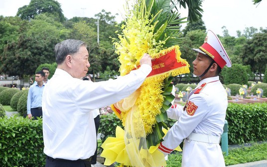 Tổng Bí thư Tô Lâm dâng hương tưởng niệm các Anh hùng, Liệt sĩ tại Điện Biên