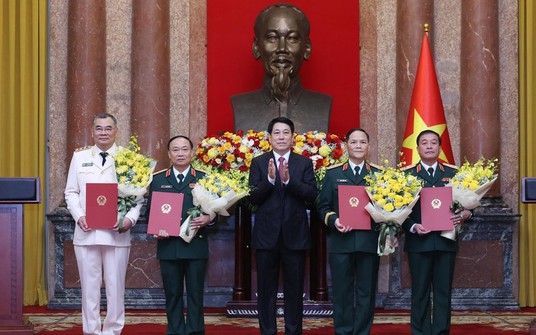 Chủ tịch nước Lương Cường trao quyết định thăng quân hàm, cấp bậc hàm cho 4 Thượng tướng