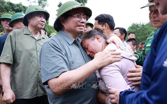 Thủ tướng xúc động thăm hỏi, động viên nhân dân thiệt hại do mưa lũ tại Điện Biên