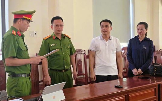 Bắt giam hiệu trưởng nâng khống điểm cho 1 học sinh thành thủ khoa