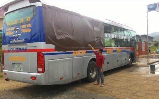 Nhậu xong, 4 tỷ lệ kèo nhà cái malaysia bắn đá vào xe khách...cho vui