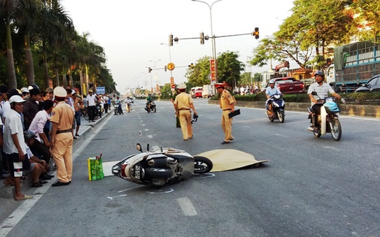 tỷ lệ kèo nhà cái malaysia cán chết người phụ nữ ngã từ xe máy xuống đường