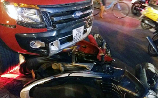 tỷ lệ kèo nhà cái bán tải Ford rồ ga tông liên tiếp 2 taxi, gần chục tỷ lệ kèo nhà cái máy