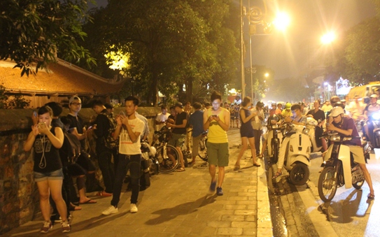 Cơn sốt ở Hà Thành: Cả nhà rồng rắn đi bắt bóng đá tỷ lệ kèo nhà cái