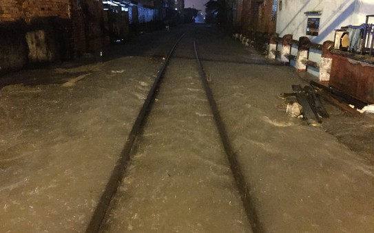 Mưa lớn ngập đường ray, tàu lửa trễ giờ