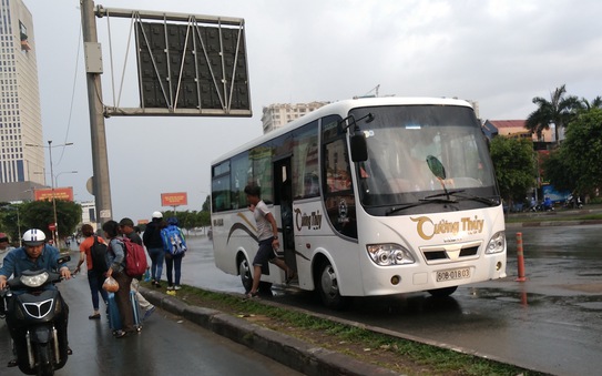 Xe khách vẫn vô tư dừng, đậu dưới biển cấm