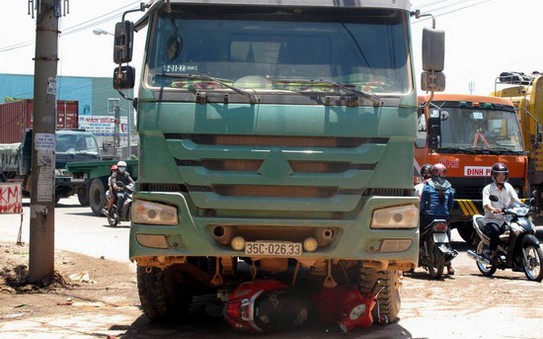 Thoát chết hy hữu dưới bánh xe ben