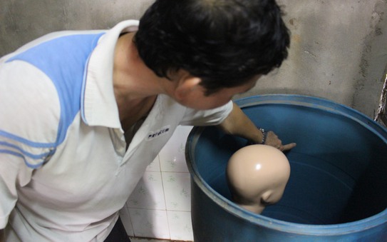 Rúng động tỷ lệ kèo góc nhà cái vợ rồi bỏ vào thùng nước