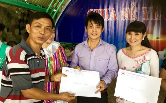 “Kép độc” tỷ lệ kèo nhà cái hát cùng trẻ mồ côi