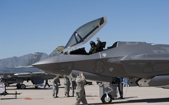 Ông Trump đòi “xử” tiếp chương trình F-35