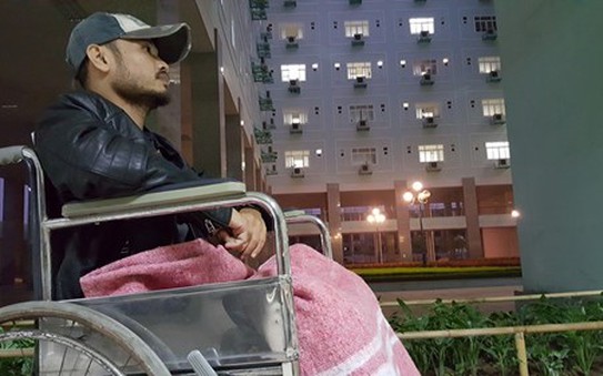 Sức khoẻ nguy cấp, bóng đá tỷ lệ kèo nhà cái ngồi xe lăn lên sân khấu