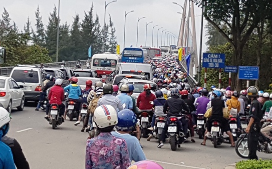 Đổ xô về Bến Tre, tỷ lệ kèo nhà cái malaysia kẹt cứng trên cầu Rạch Miễu