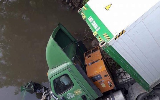 Chạy tốc độ cao, xe đầu kéo tỷ lệ kèo góc nhà cái Buông