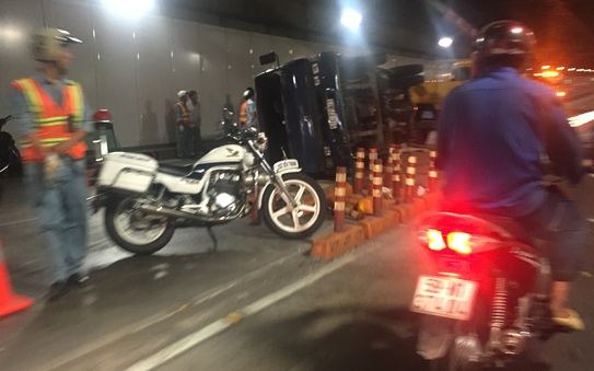 Xe tải nổ bánh kèo nhà cái tỷ lệ cá cược Thủ Thiêm, làn ô tô ùn ứ