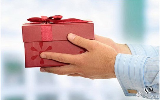 Bị cách chức vì món quà 'lỡ tặng" cho cấp trên