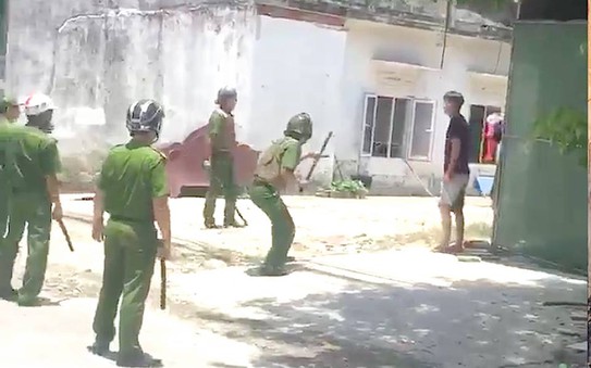 Nam thanh niên cầm kèo nhà cái tỷ lệ bóng đá cổ mình, đe dọa cảnh sát