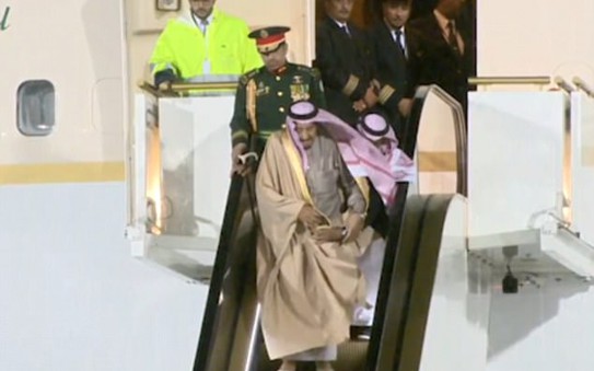 Vừa tới Nga, Vua Ả Rập Saudi đã gặp sự cố vì chiếc thang vàng