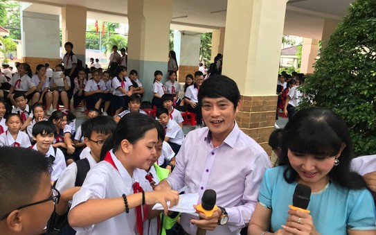 "Kép độc" Khánh Tuấn hút hồn khán giả khi thể hiện tác phẩm "Hòn đất"