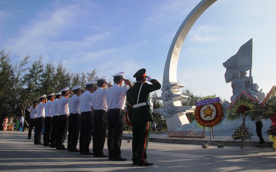 Rơi nước mắt dâng hương tưởng niệm chiến sĩ Gạc tỷ lệ kèo nhà cái malaysia