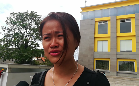 Cư dân Carina khóc ròng trong ngày cuối nhận tiền hỗ trợ