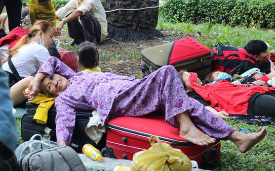 Gần 10 đoàn tàu trễ giờ do sự cố, hàng ngàn người vạ vật ở tỷ lệ kèo nhà cái 88