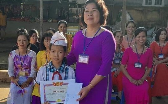Khen thưởng học tỷ lệ cá cược kèo nhà cái trả lại vàng nhặt được trước cổng trường