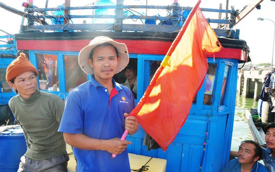 Cờ Tổ tỷ lệ bóng đá kèo nhà cái cùng ngư dân Lý Sơn ra Hoàng Sa, Trường Sa