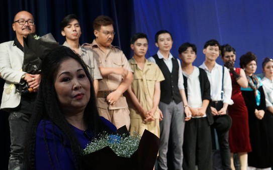 NSND Hồng Vân nghẹn ngào trong đêm diễn "Bỉ vỏ"