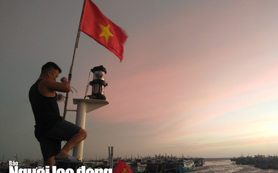 Thiêng liêng ttỷ lệ kèo góc nhà cáio cờ Tổ quốc trên đảo tiền tiêu Phú Quý
