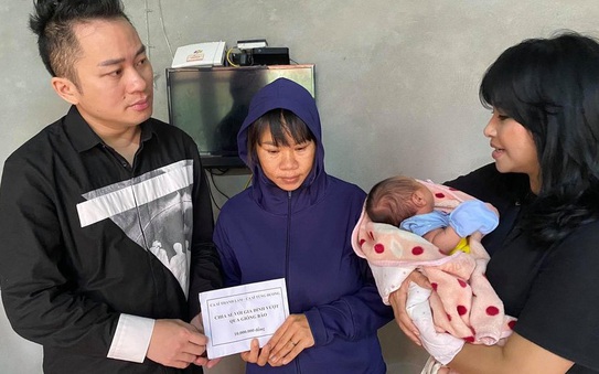 Ca sĩ tỷ lệ kèo nhà cái malaysia, Tùng Dương tặng mỗi gia đình thiệt hại do mưa lũ ở Hà Tĩnh 10 triệu đồng