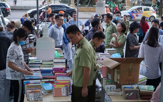 Thu giữ hàng loạt sách giả First News - Trí Việt