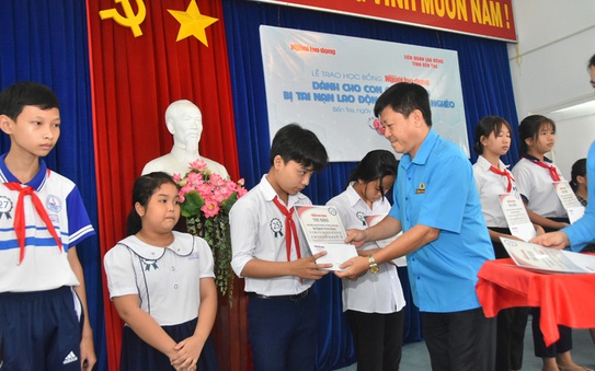 Học bổng tỷ lệ kèo nhà cái đến với học tỷ lệ kèo nhà cái 88 nghèo, học giỏi Bến Tre