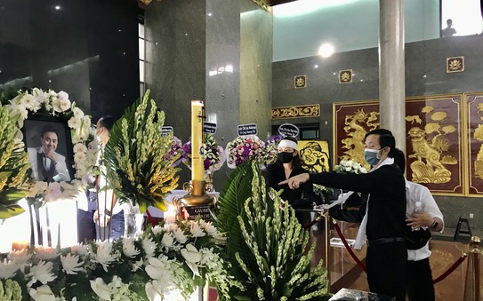 NSƯT Hoài Linh khóc phút cuối tiễn đưa linh cữu nghệ sĩ Chí tỷ lệ kèo nhà cái ra sân bay sang Mỹ