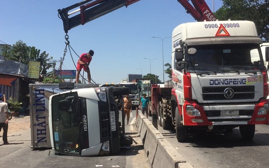 tỷ lệ kèo nhà cái 88 tông dải phân cách, văng qua làn đường xe máy gần cầu vượt Sóng Thần
