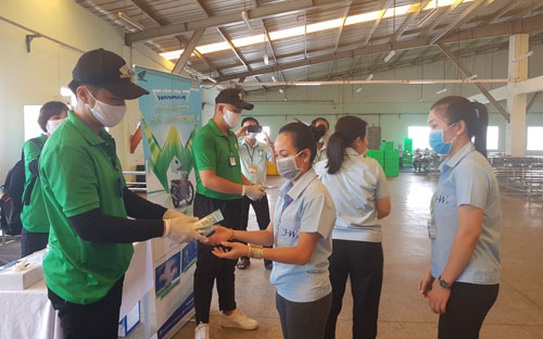 LĐLĐ TP HCM ủng hộ 200 triệu đồng phòng chống tỷ lệ cá cược kèo nhà cái Covid-19 và hạn mặn