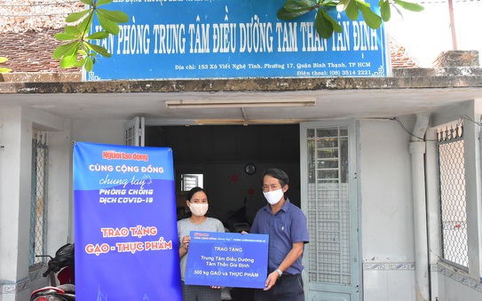 "Hậu ATM thực phẩm": Hơn 1 tấn gạo, thức ăn đến với trẻ mồ côi, người tỷ lệ kèo nhà cái hôm nay thần