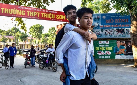 Đôi tỷ lệ bóng đá kèo nhà cái 10 năm cõng tỷ lệ bóng đá kèo nhà cái tới trường  cùng nhau vào ĐH với trên 28 điểm 3 môn