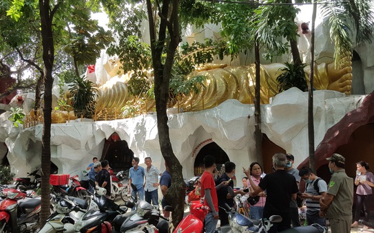 Vẫn rất đông người đến chùa Kỳ tỷ lệ kèo nhà cái 2 hỏi rõ sự tình các hũ tro cốt rơi hình